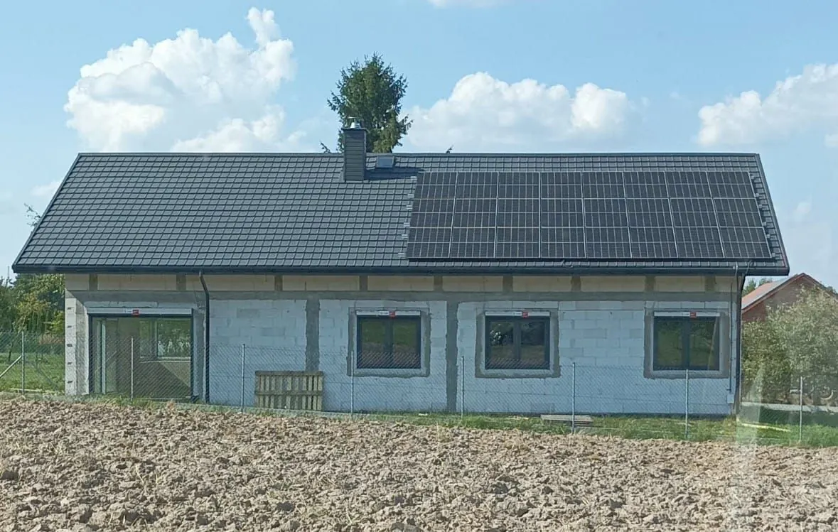 Dom jednorodzinny z panelami fotowoltaicznymi